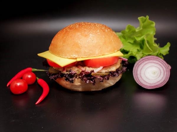 Бургер с двумя куриными котлетами