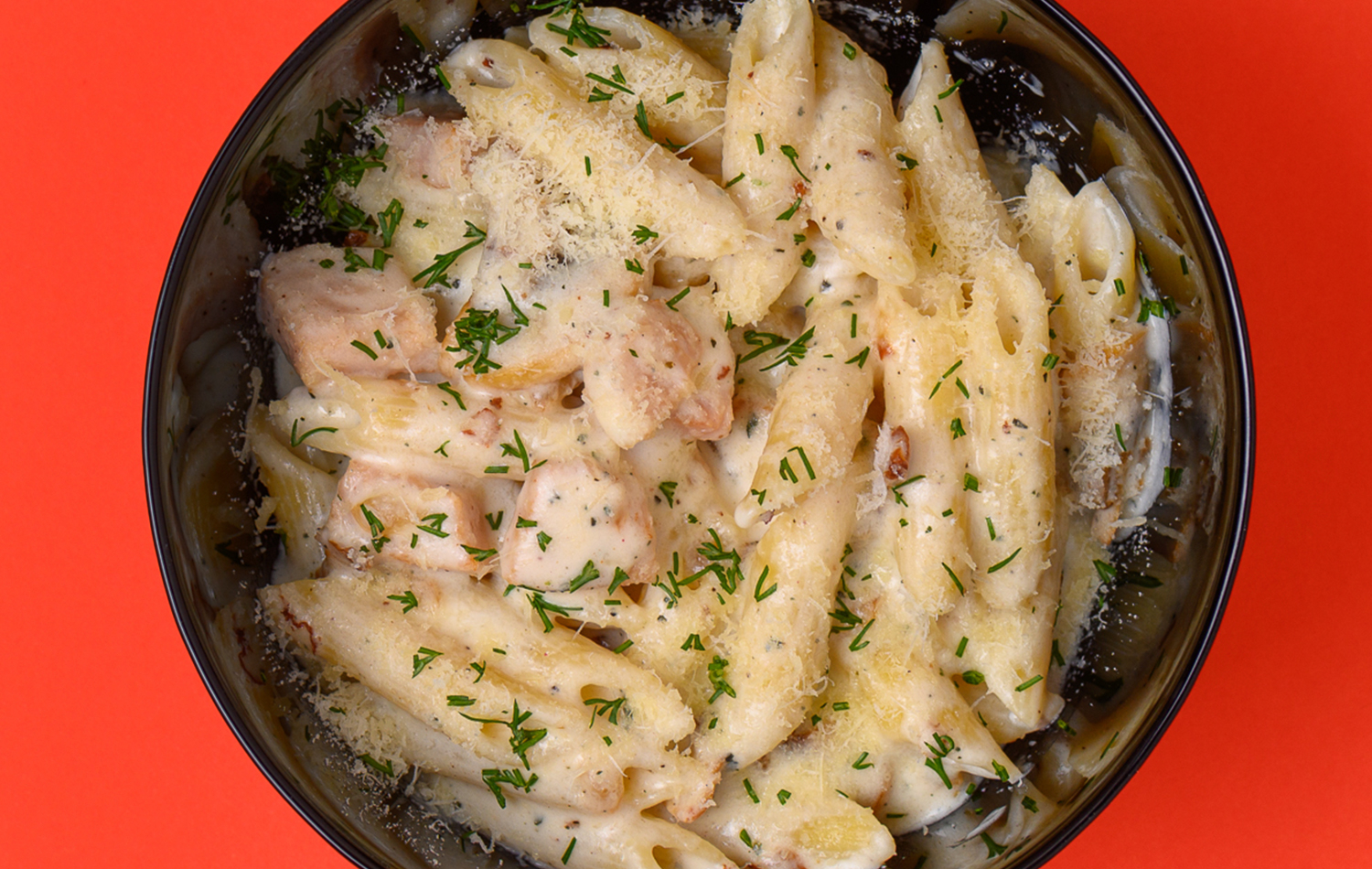 Пенне с ветчиной и шампиньонами с соусом Бешамель
