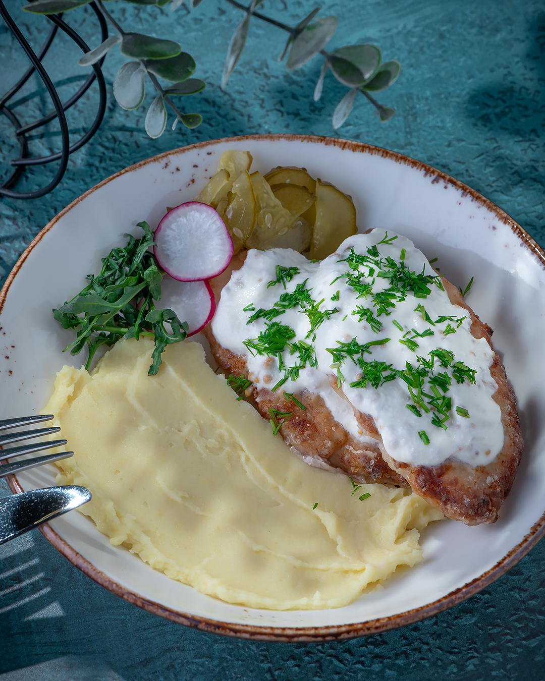 Щучьи котлетки с картофельным пюре, сливочным соусом и солёным огурчиком