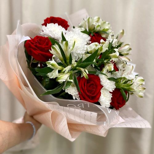 Букет цветов: розы, хризантемы, альстромерии (б1827)