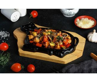Куриное филе с овощами на сковородке