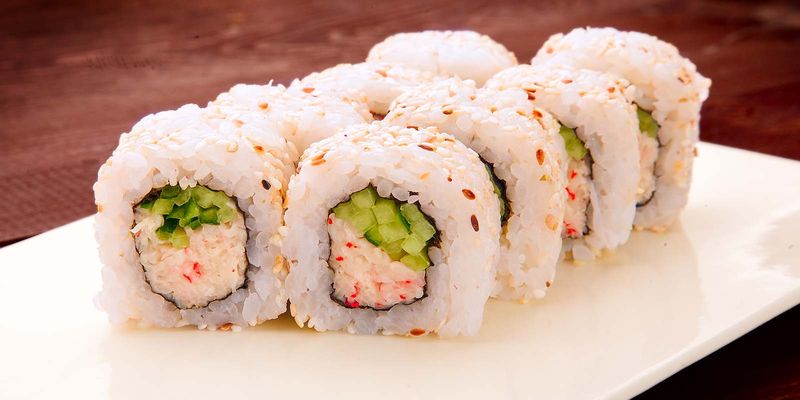 Калифорния с крабом в кунжуте
