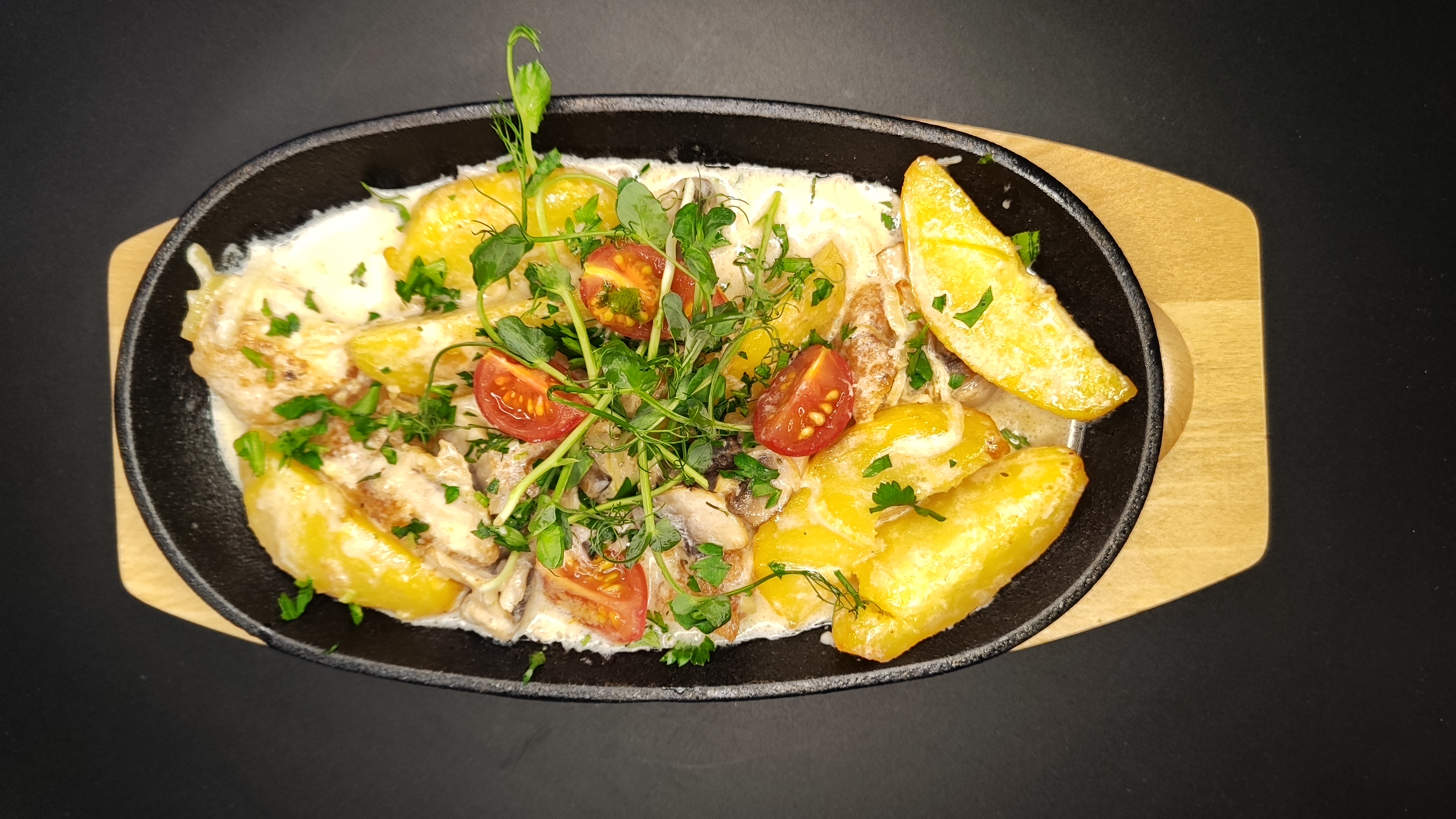 Скворчащая сковородка с курицей