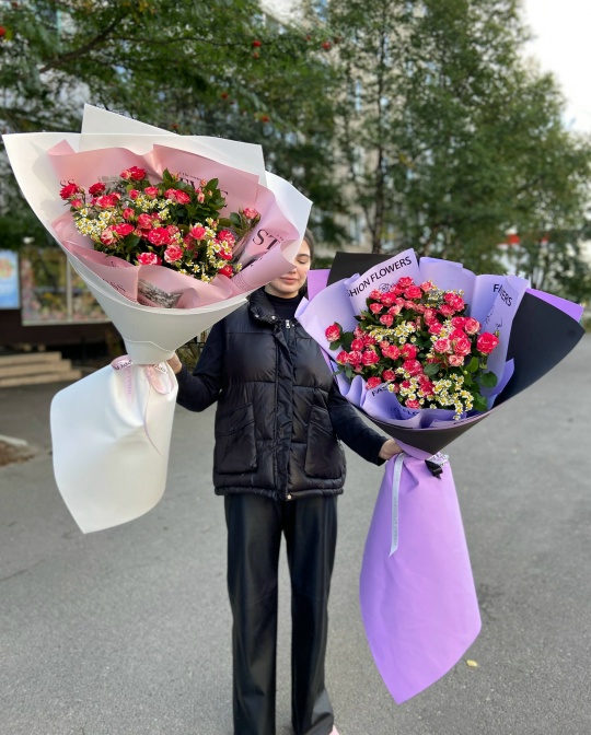 Букет кустовых роз и ромашек