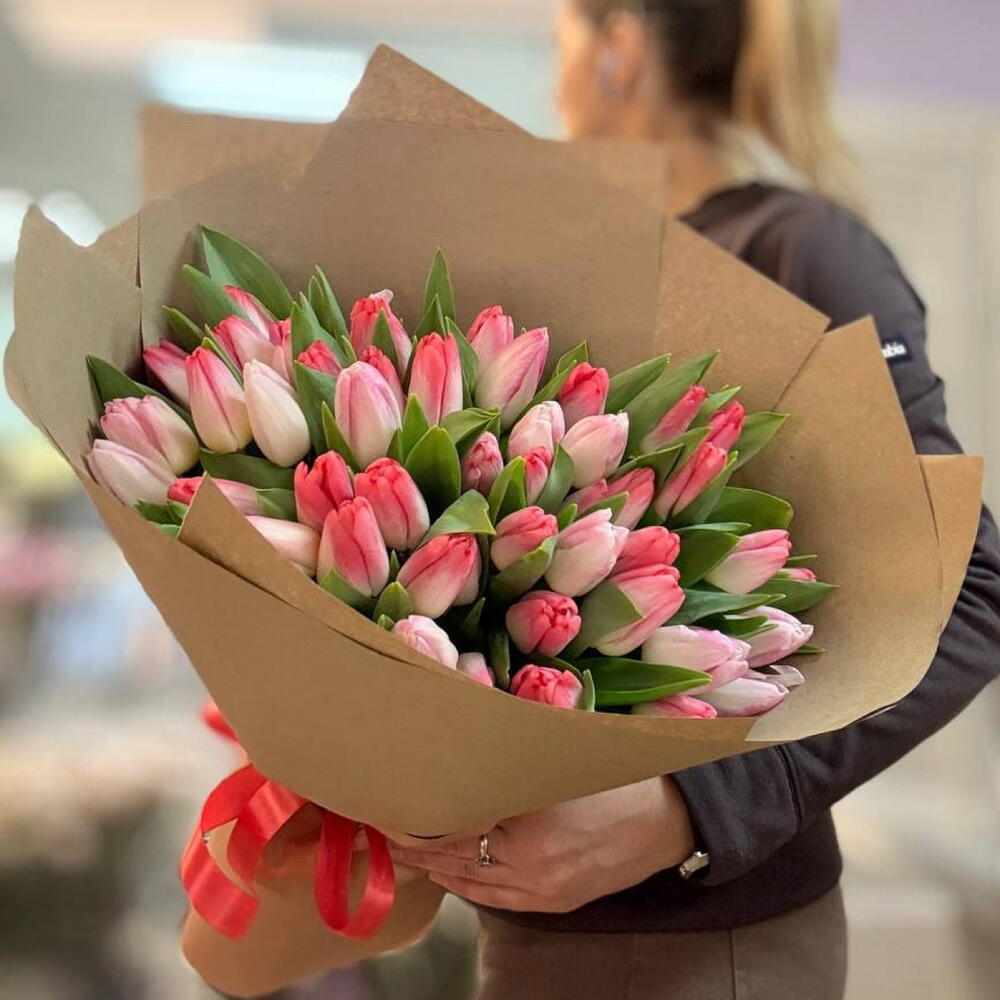 51 тюльпан в крафте