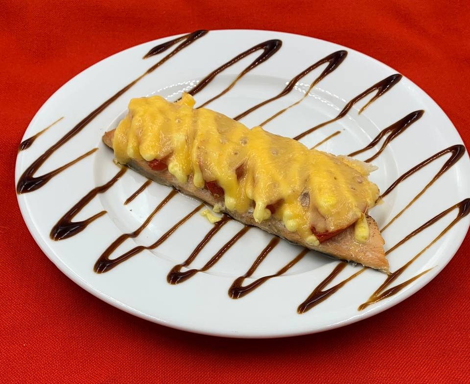 Горбуша, запечённая с помидором и сыром