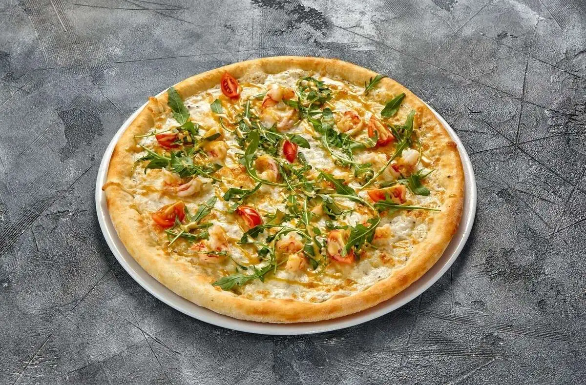 Пицца с креветкой и рукколой