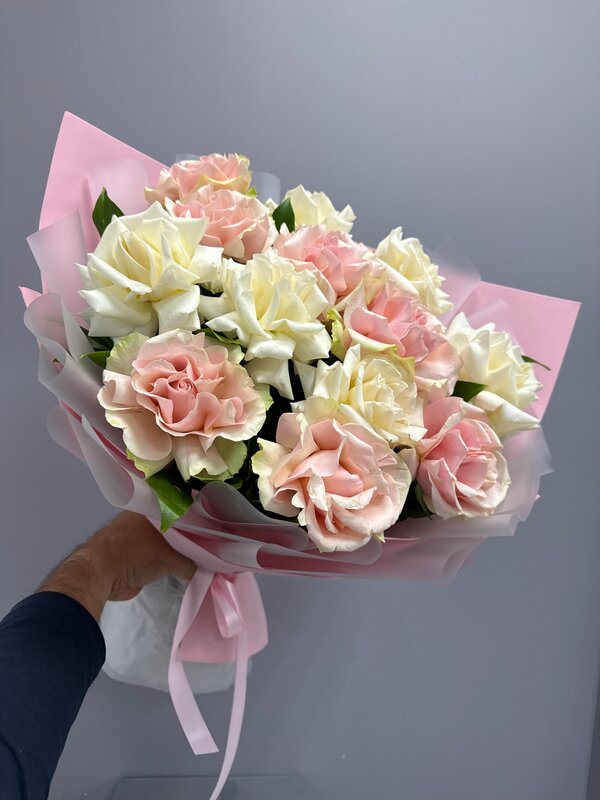 Букет из 13 бело-розовых французских роз