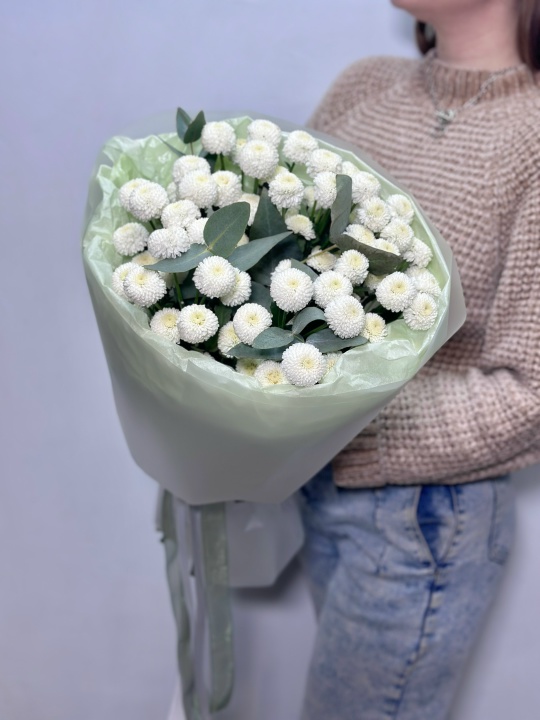 Монобукет из хризантемы сорта Ньютон и эвкалипта