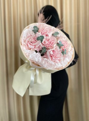 Букет из 5 нежных французских роз с эвкалиптом