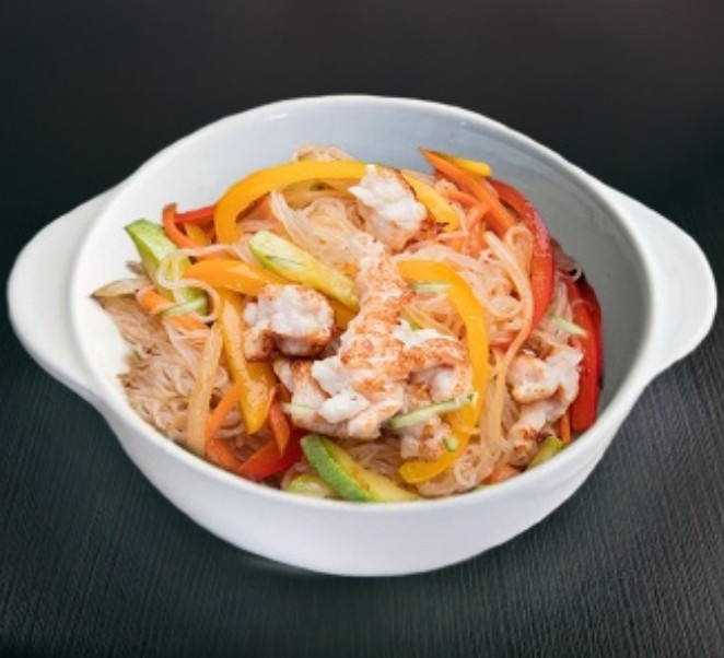 Салат фунчоза с овощами и курицей