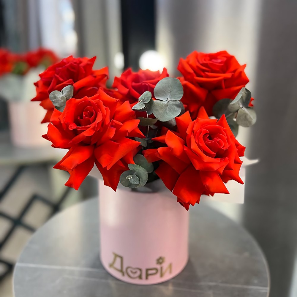 №135 5 Французких роз с эвкалиптом в коробке