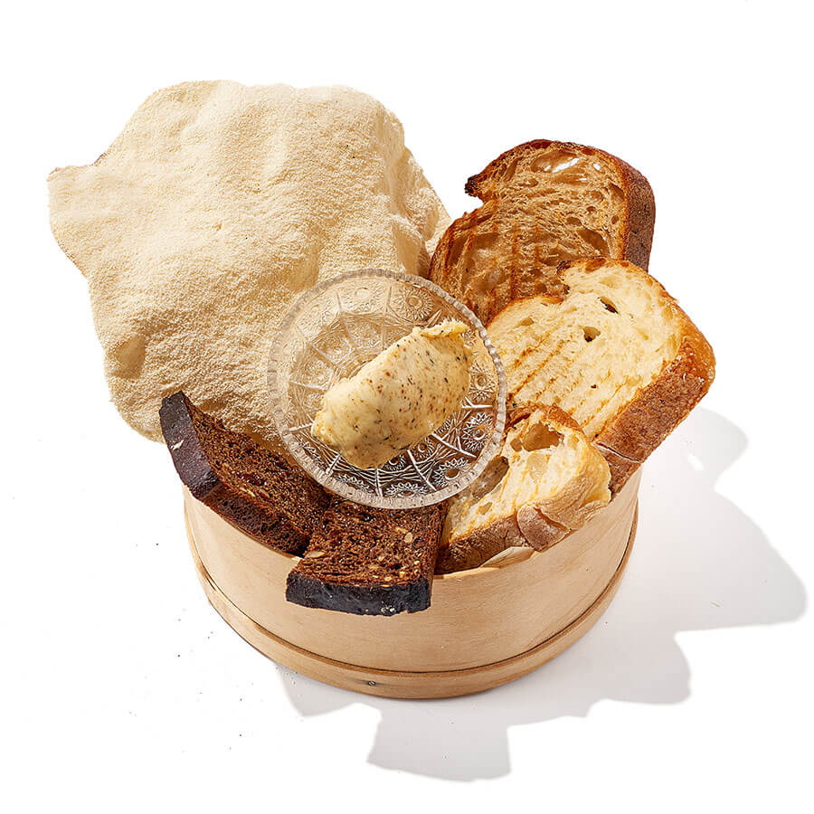 Хлебная корзина со взбитым маслом