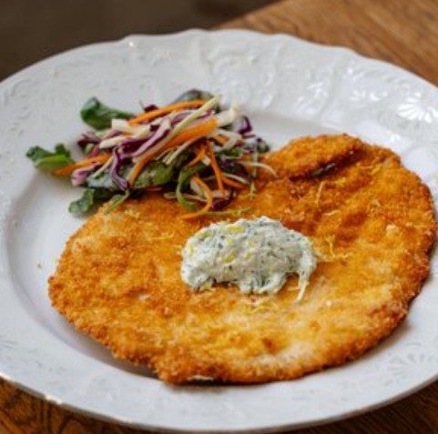 Большая котолетта из куриной грудки с дзадзики