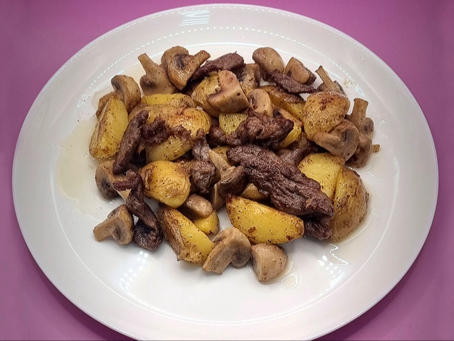 Картофель с говядиной и грибами