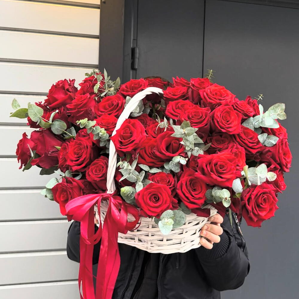Корзина из роз красных и эвкалипт