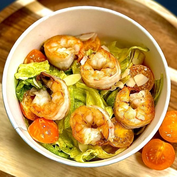 Салат с тигровыми креветками и соусом манго