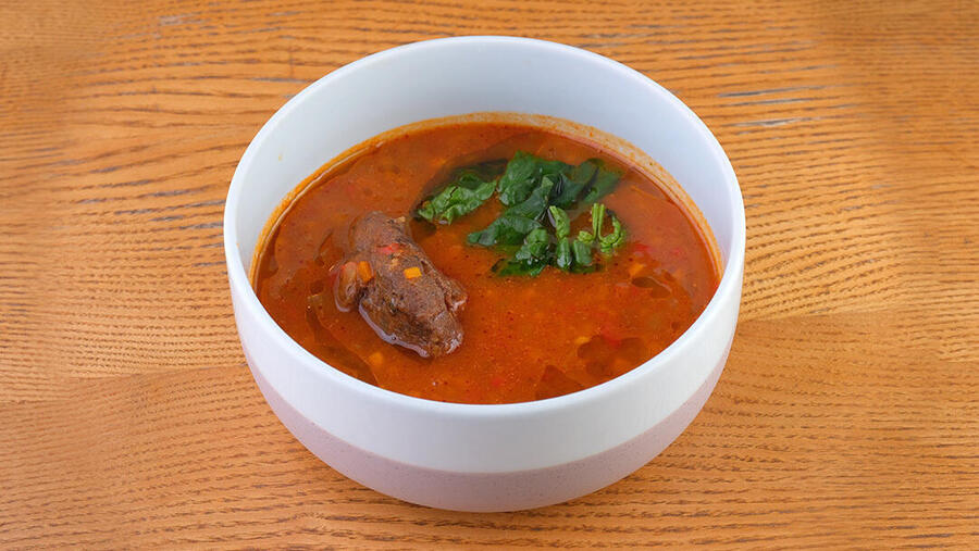 Томатный суп с телячьими щечками