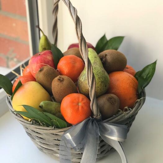 Фруктовая корзина с грушами, апельсинами и др