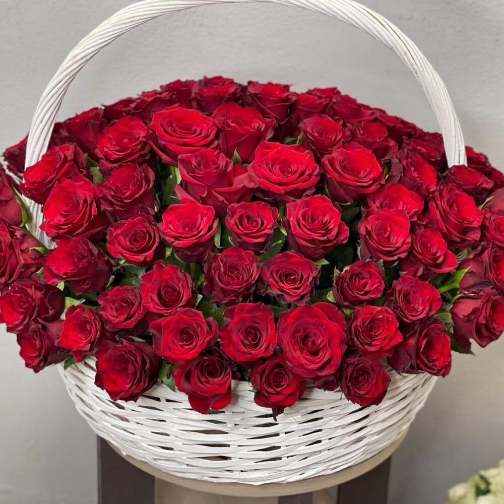 Корзина с коркрасными розами 51 шт