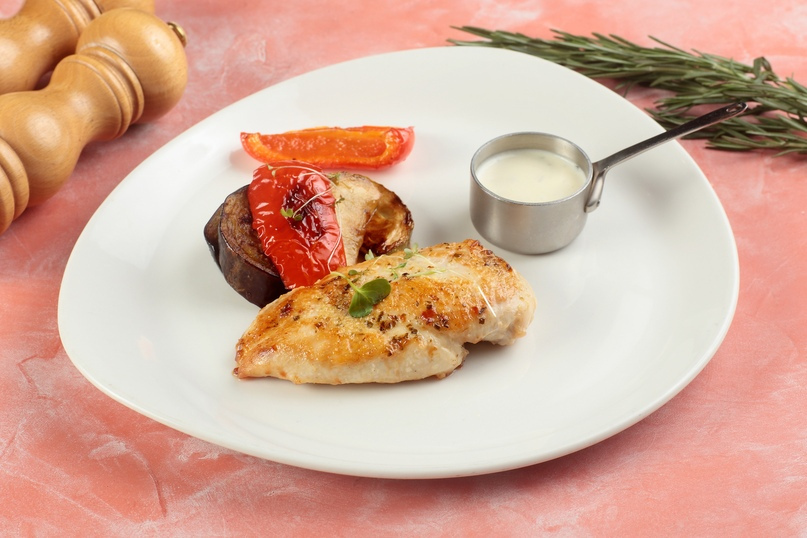 Куриная грудка с овощами гриль