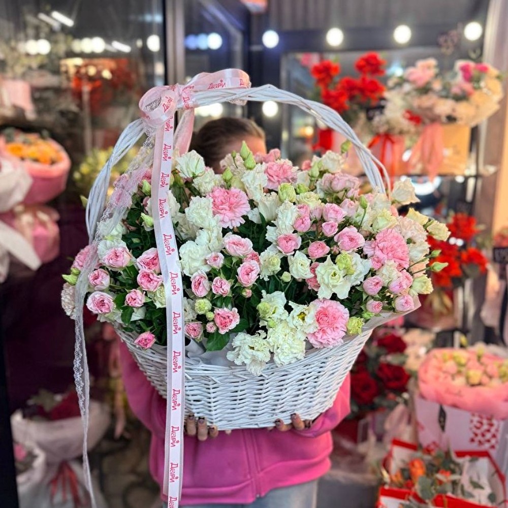 №148 Корзина с кустовыми розами, эустомой и диантусами