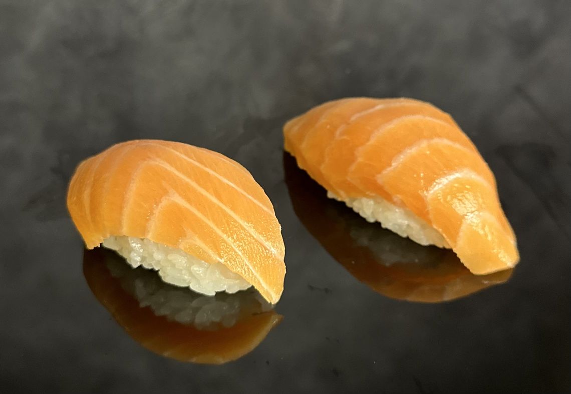 Суши с копченым лососем 2 шт