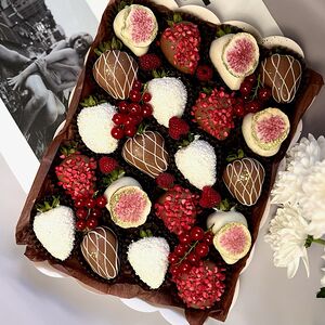 Клубника в шоколаде коробочка 20 ягод Классика