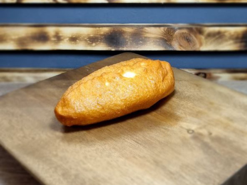 Пирожок с картошкой и сосиской