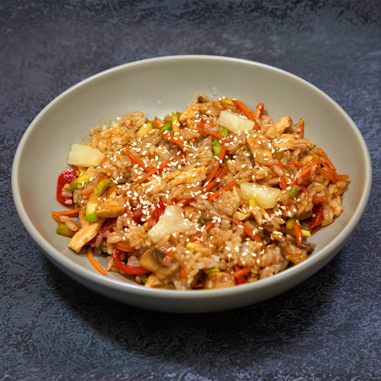 Рис по-тайски с ананасом