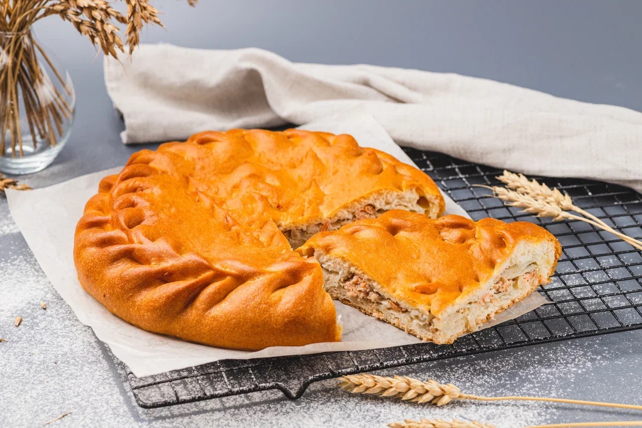 Пирог сдобный с горбушей и картофелем
