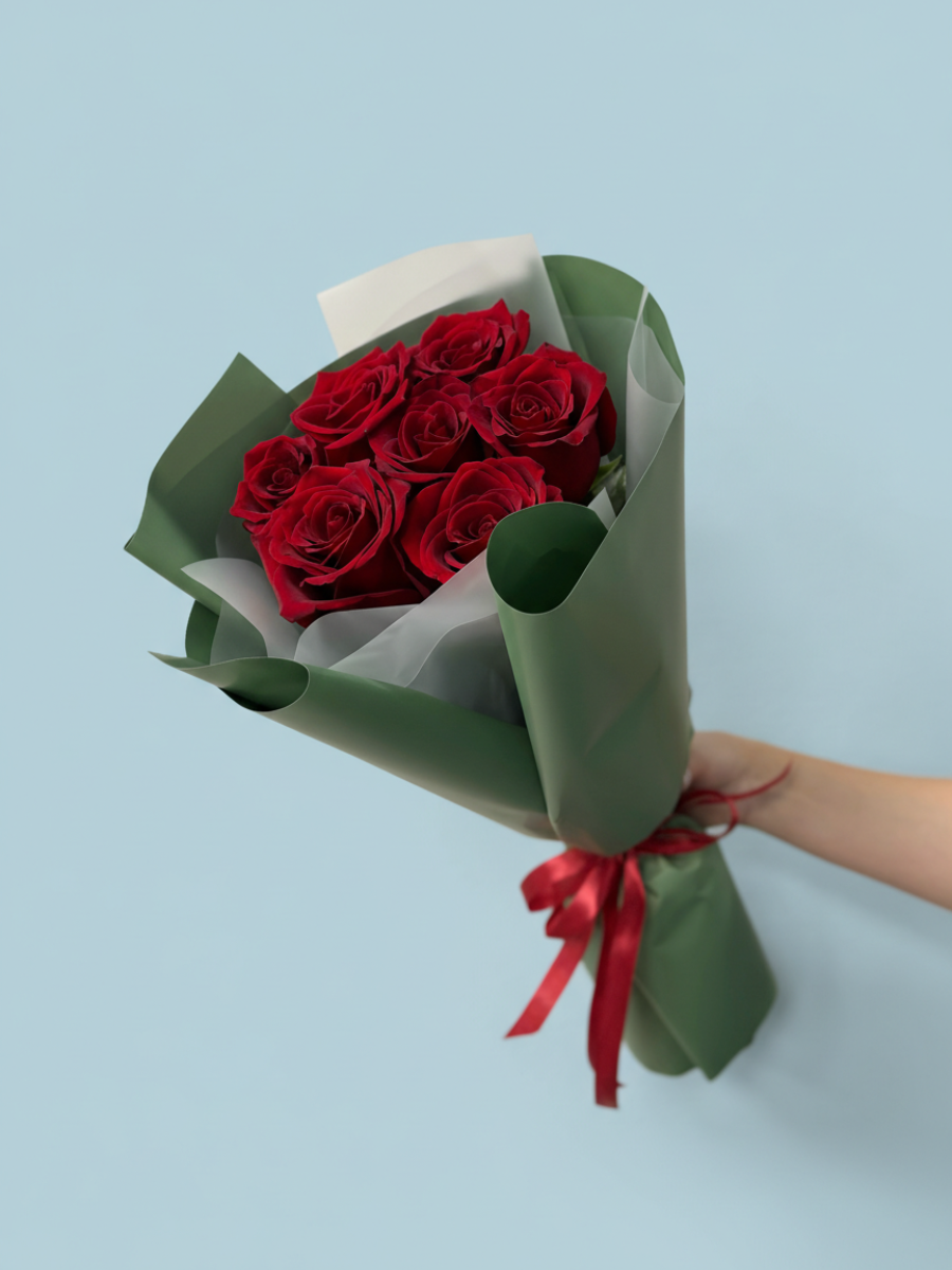 Букет из 7 красных роз в упаковке