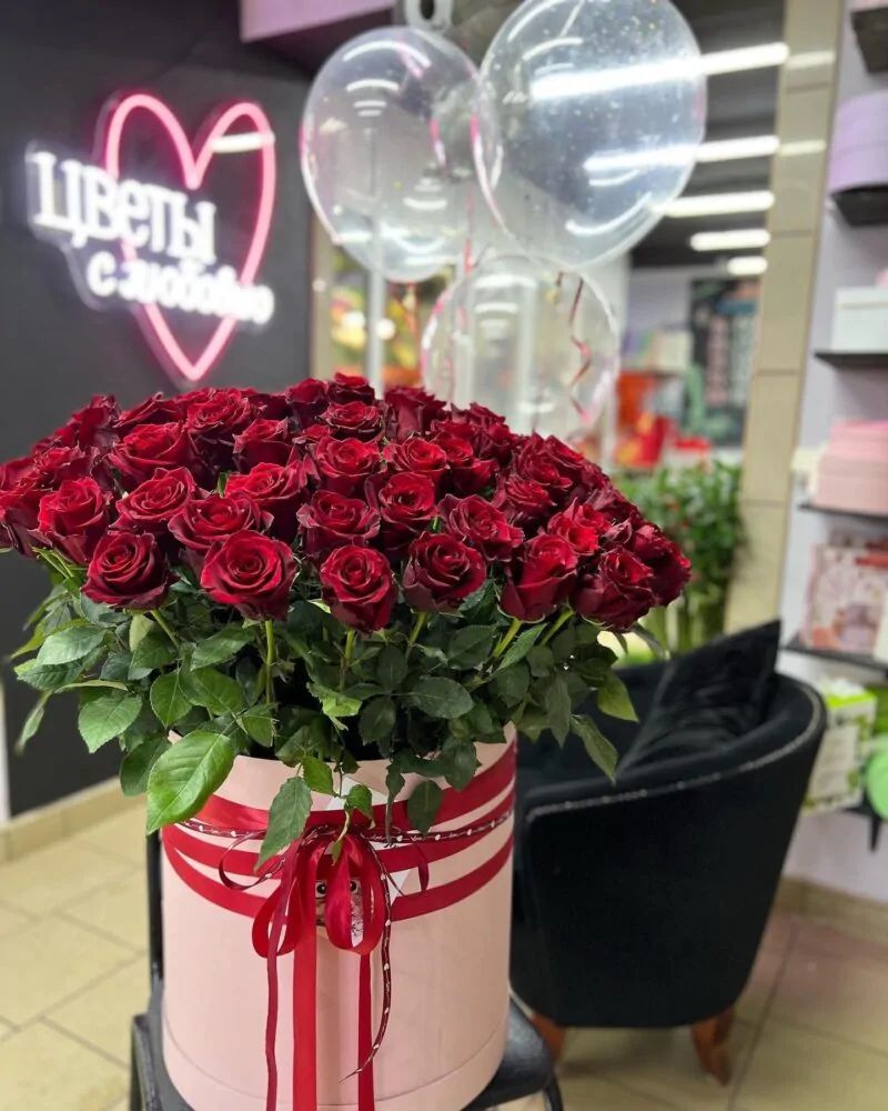 Композиция из 101 сортовой красной розы в большой шляпной коробке