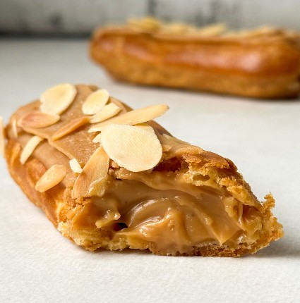 Эклер карамельный