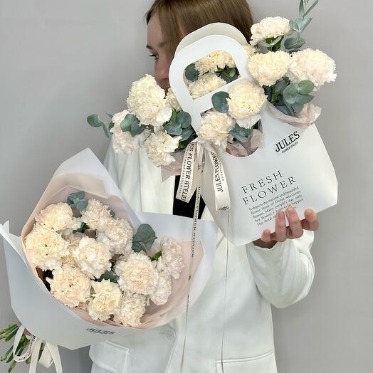 «кремовый дуэт» Сет из букета и композиции из кремовых диантусов с эвкалиптом