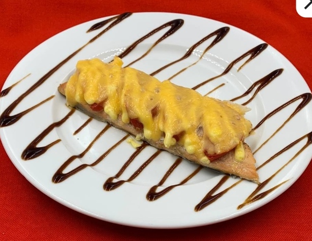 Горбуша, запечённая с помидором и сыром