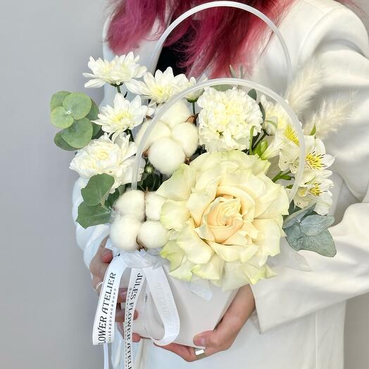 «белая акварель»композиция из хлопка,эвкалипта,белой розы мондиаль ,белых диантусов ,кустовой хризантемы ,альстромерии