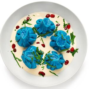 Хинкали с кальмаром и креветкой в белом соусе