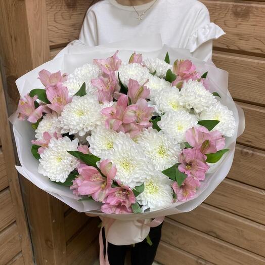 Стойкий букет из хризантем и альстромерии