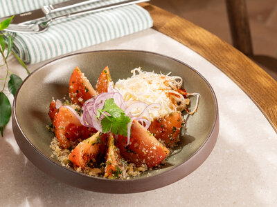 Спелые томаты с сыром чечил