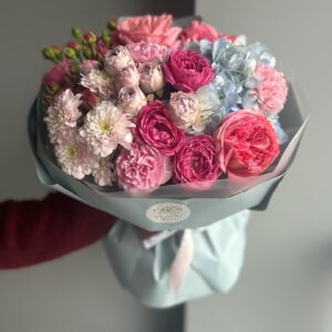 Круглый букет с гортензией, розами, диантусом и хризантемой