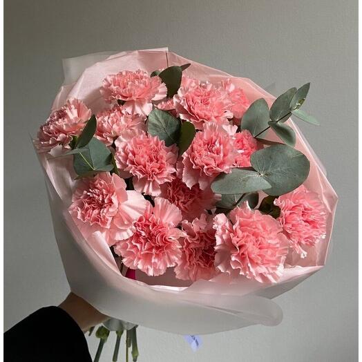 Букет 15 гвоздик с эвкалиптом