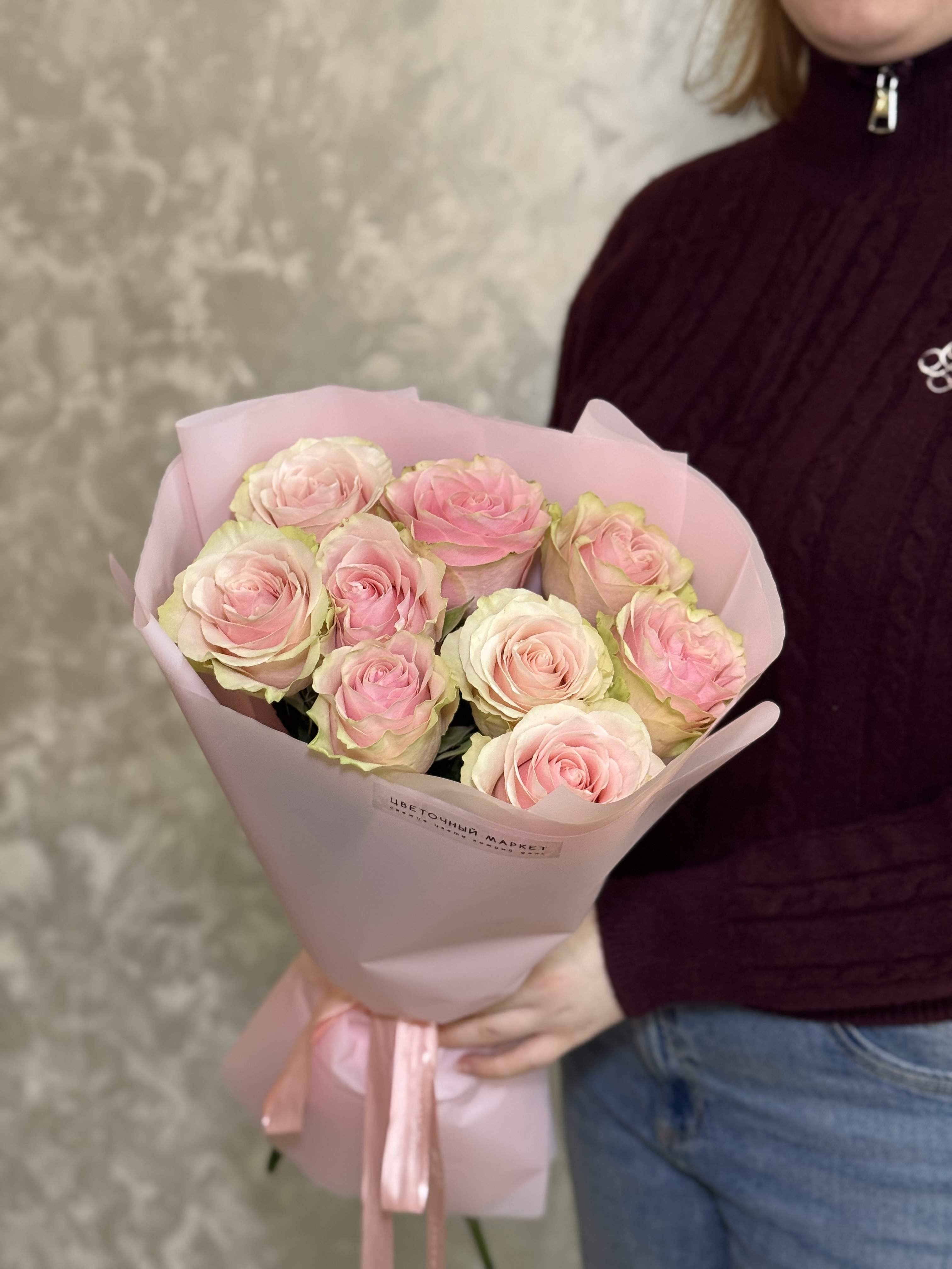 9 нежно розовых роз Фрутетто в оформлении