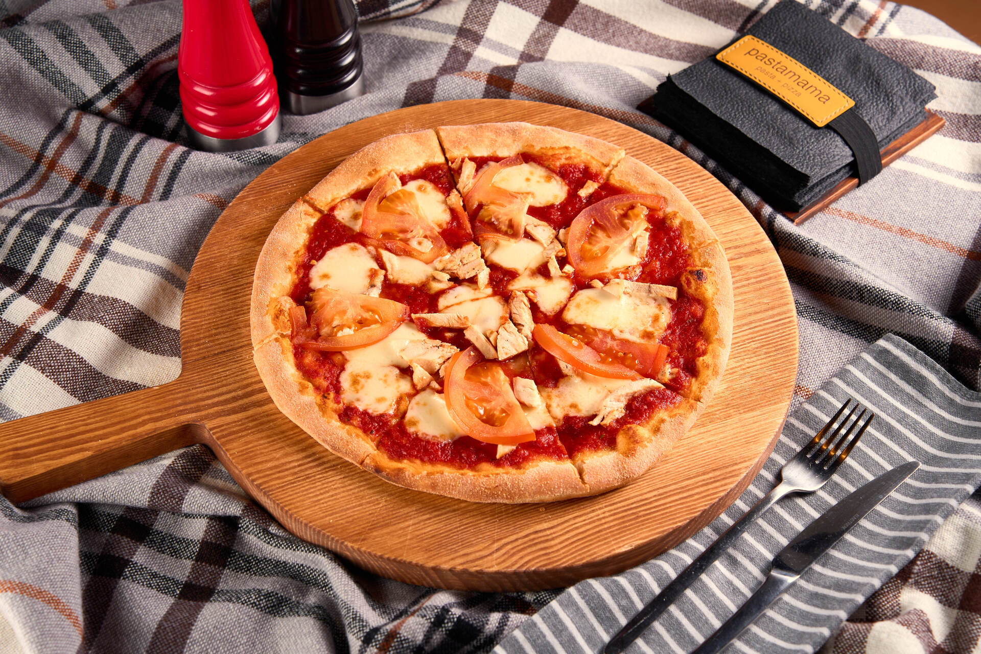 Мини-пицца с курицей и помидорами