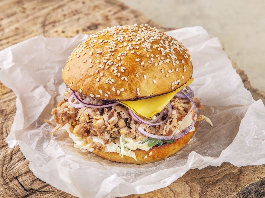 Бургер с рваной свининой