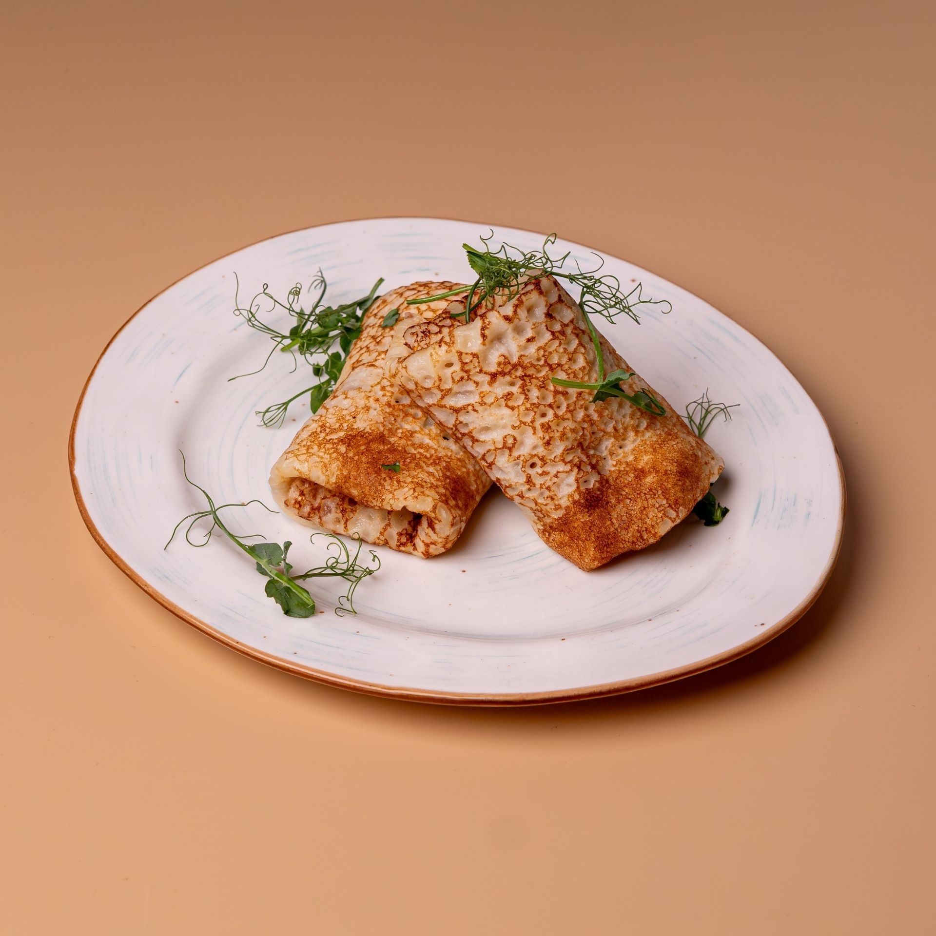 Блины с курицей и сыром чеддер