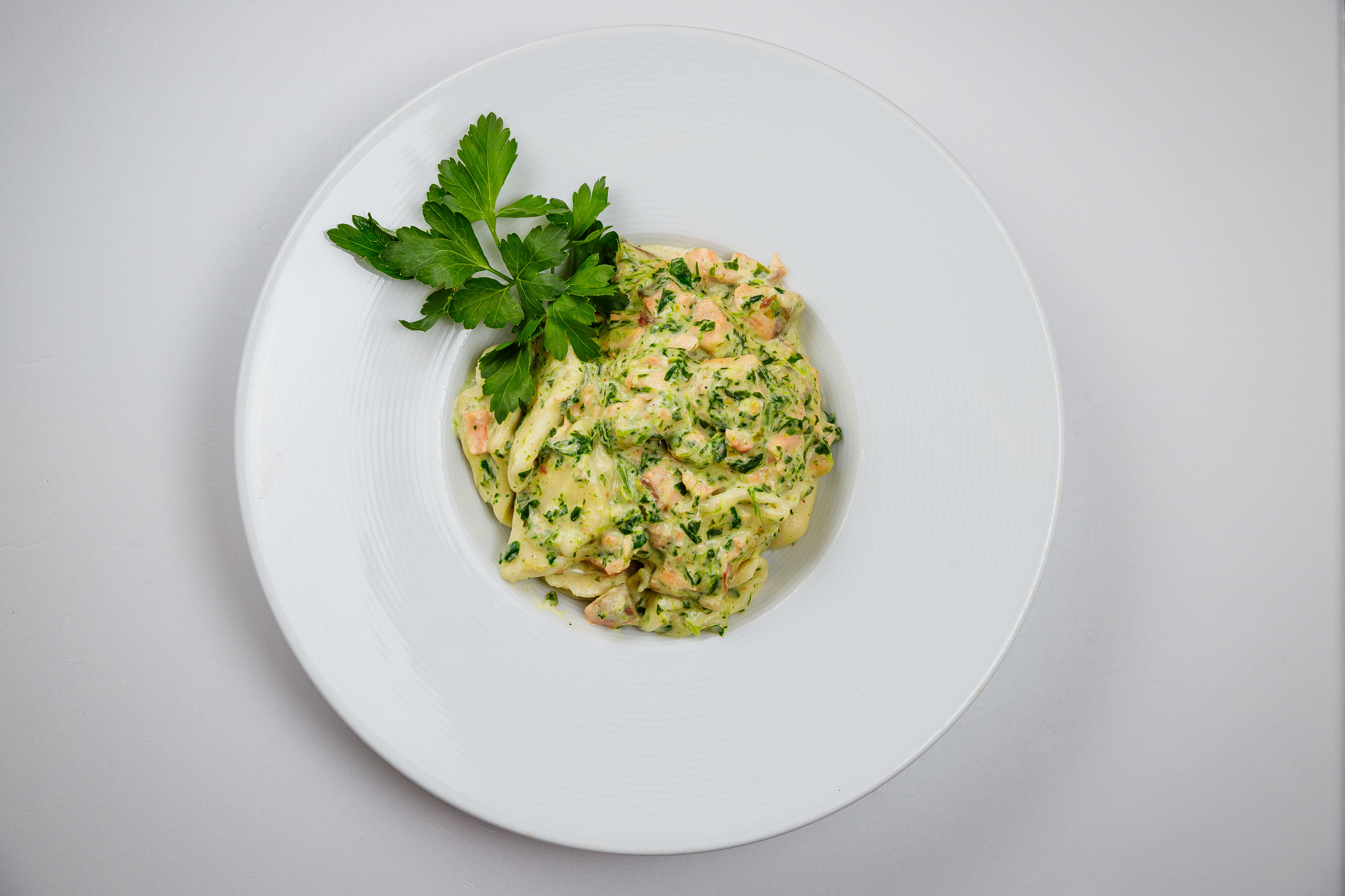 Галушка с крас. рыбой в сл.-шпинатн.соус