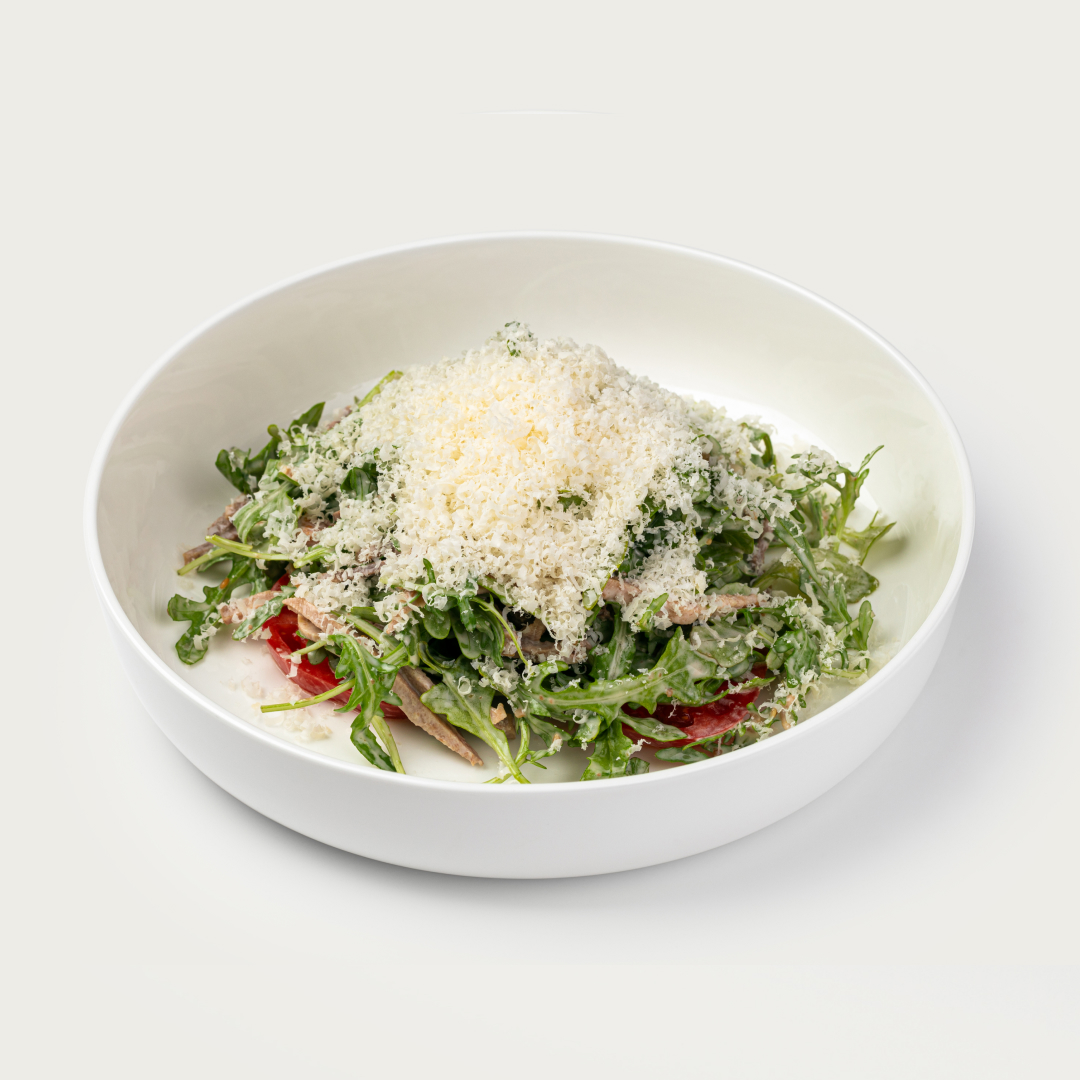 Салат с языком и рукколой с ореховым соусом