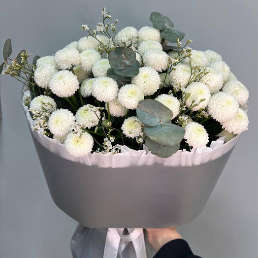 Букет из хризантем и эвкалипта