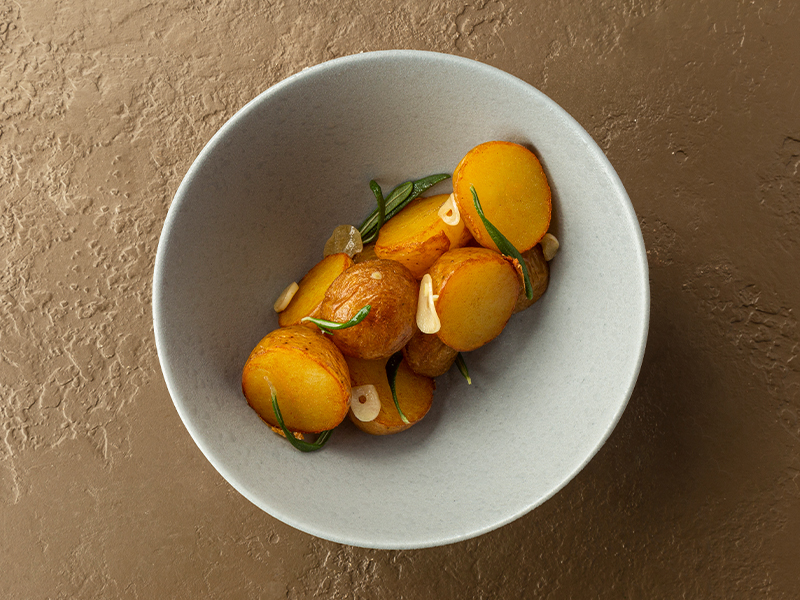 Беби-картофель с чесноком и розмарином